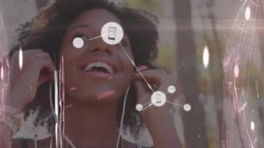 Gülümseyen Afro-Amerikan kadın üzerine medya simgeleriyle bağlantı ağının animasyonu. küresel iş, finans, bağlantılar ve dijital arayüz konsepti dijital olarak oluşturulmuş video.