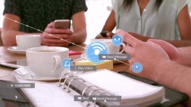 Sosyal medya simgelerinin animasyonu ve akıllı telefon kullanan farklı insanlar üzerinden bağlantı ağı. küresel sosyal medya, bağlantılar, iletişim ve teknoloji konsepti dijital olarak oluşturulmuş video.