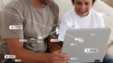 Sosyal medya simgelerinin animasyonu ve çift ırklı baba ve oğul arasındaki bağlantı ağı. küresel sosyal medya, bağlantılar, iletişim ve teknoloji konsepti dijital olarak oluşturulmuş video.