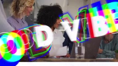 İyi titreşimlerin animasyonu çeşitli iş adamlarının dizüstü bilgisayarı kullanarak mesajlaşması. Sosyal medya ve iletişim arayüzü kavramı dijital olarak oluşturulmuş video.