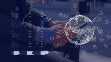 Akıllı telefon kullanan iki ırklı adamın finansal veri işleme animasyonu. küresel iş, finans, bağlantılar ve dijital arayüz konsepti dijital olarak oluşturulmuş video.