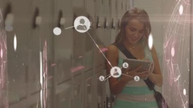 Tablet kullanan beyaz kadın üzerindeki medya simgeleriyle bağlantı ağının animasyonu. küresel iş, finans, bağlantılar ve dijital arayüz konsepti dijital olarak oluşturulmuş video.