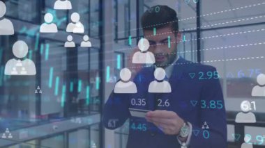 Kafkas iş adamının akıllı telefondan konuştuğu veri işleme animasyonu. küresel iş, finans, bağlantılar ve dijital arayüz konsepti dijital olarak oluşturulmuş video.
