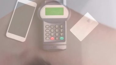 Amerikan doları banknotlarının ve ödeme terminalinin animasyonu. küresel iş, finans, teknoloji ve bağlantılar konsepti dijital olarak oluşturulmuş video.