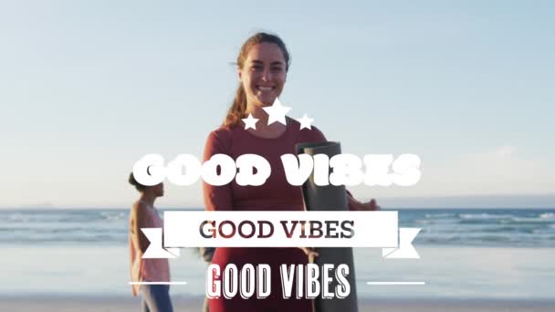 Animación Buenas Vibraciones Texto Sobre Sonrientes Amigas Diversas Sosteniendo Esterillas — Vídeo de stock