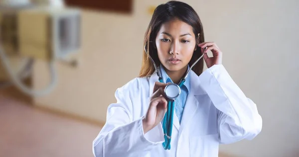 Asiatiska Unga Kvinnliga Läkare Undersöker Med Stetoskop När Står Sjukhus — Stockfoto
