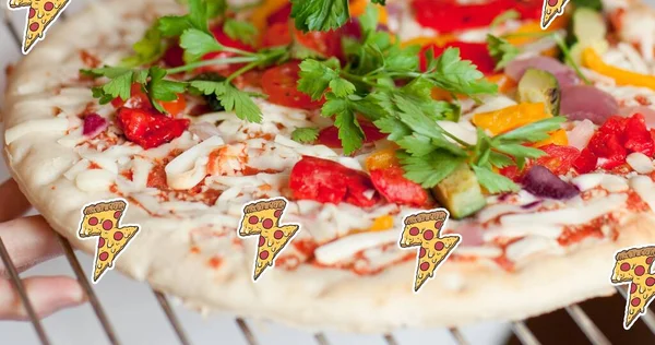 Close Van Groenten Kaas Een Rauwe Pizzabasis Boven Een Bakplaat — Stockfoto