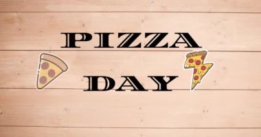 Pizza ikonlarının animasyonu ve tahta arka planda pizza günü metni. Ulusal pizza günü ve dijital olarak üretilen video konsepti.