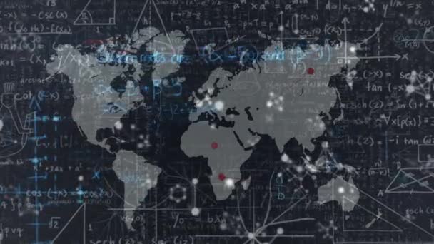 世界地図での数学計算とデータ処理のアニメーション グローバルな科学とデータ処理の概念デジタルで生成されたビデオ — ストック動画