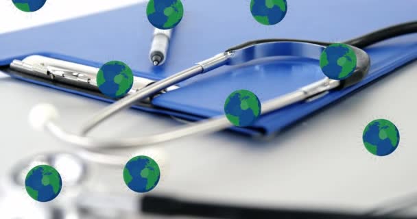 Nagranie Spadających Ikon Globu Nad Sprzętem Medycznym Koncepcja Światowego Dnia — Wideo stockowe