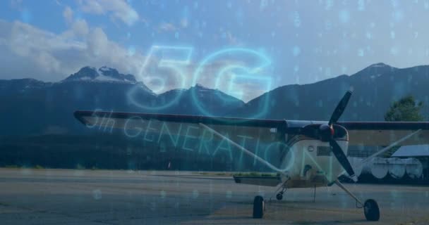 空港の飛行機に対する5Gのテキストとデータ処理 世界的なネットワーキングと航空旅行の概念 — ストック動画