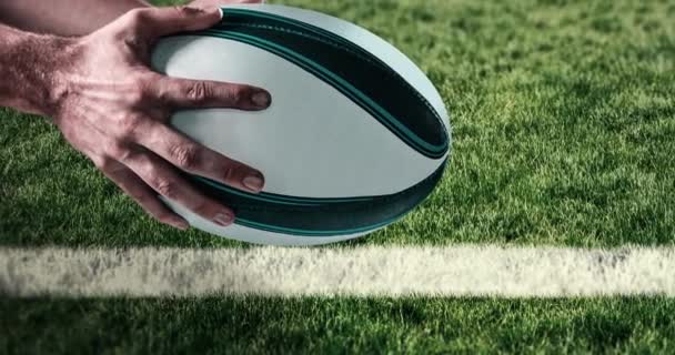 Animação Mãos Jogador Rugby Masculino Caucasiano Segurando Bola Sobre Estádio — Vídeo de Stock
