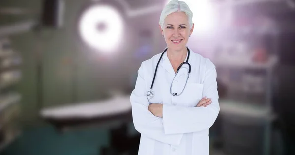 Ameliyathanede Kolları Kavuşturulmuş Kendinden Emin Beyaz Olgun Bir Kadın Doktor — Stok fotoğraf