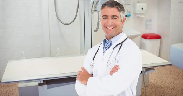 Retrato Sonriente Médico Caucásico Maduro Con Los Brazos Cruzados Pie —  Fotos de Stock