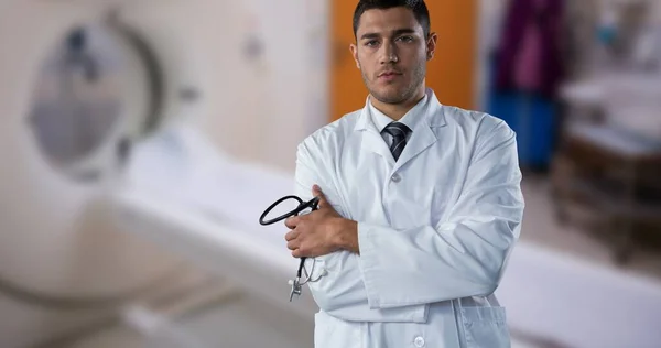 Retrato Confiante Biracial Médico Masculino Com Braços Cruzados Contra Scanner — Fotografia de Stock