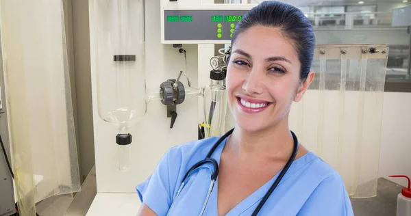Hastanede Makinelere Karşı Gülümseyen Melez Genç Bir Kadın Doktorun Portresi — Stok fotoğraf