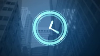 Veri işleme videosu ve şehir manzarası üzerindeki saat. dijital arayüzler konsept ve bağlantılar konsepti dijital olarak oluşturulmuş video.