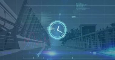 Şehir manzarası üzerindeki ekranlardaki veri işleme videosu. dijital arayüzler konsept ve bağlantılar konsepti dijital olarak oluşturulmuş video.