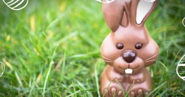 Çikolatalı tavşanın üstünde mutlu paskalya animasyonu. Paskalya mevsimsel kutlamaları ve dijital olarak üretilen video geleneği.