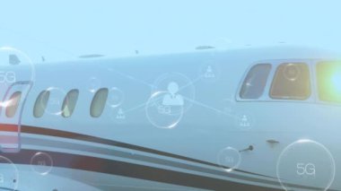 Dijital arayüz videosu ve uçak üzerinden 5g metin. dijital arayüzler konsept ve bağlantılar konsepti dijital olarak oluşturulmuş video.