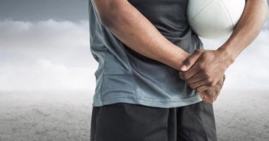 Afrika kökenli Amerikalı erkek rugby oyuncusunun stadyumun üzerinde topu tutuşu. spor ve yarışma konsepti dijital olarak oluşturulmuş video.