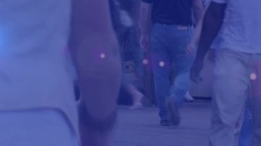 Sokakta yürüyen kalabalığın üzerindeki renkli ışıkların videosu. İşe yürüyerek gidildiği gün, banliyö sakinleri dijital olarak oluşturulan videoda hareket halindeler.