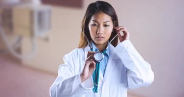 Mavi kurdele üzerinde steteskop kullanan Asyalı kadın doktor animasyonu. Ulusal kanser günü ve dijital olarak üretilen video konsepti.