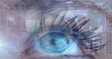 Bir insan gözünün yakınından geçen dijital arayüz ve veri işleme videosunun birleşimi. Biyometrik ve siber güvenlik teknolojisi kavramı