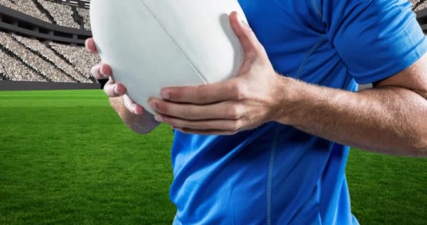 Animação Jogador Rugby Masculino Caucasiano Segurando Bola Sobre Estádio Conceito — Vídeo de Stock