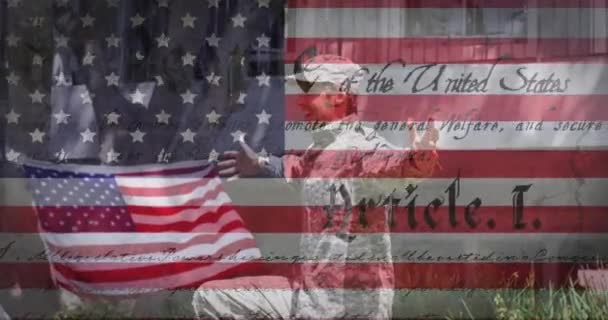 幸せな白人男性兵士を娘と一緒にアメリカの国旗のアニメーション アメリカの愛国心独立軍のサービスコンセプトデジタルで生成されたビデオ — ストック動画