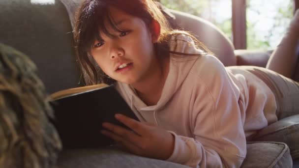 Animation Der Guten Stimmung Text Über Asiatische Mädchen Mit Tablet — Stockvideo