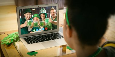 Afro-Amerikalı bir kadının evinde dizüstü bilgisayarından bir video görüşmesi var. Aziz Patrick 'in kutlama konsepti