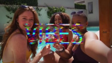 Şarap içen çeşitli bayan arkadaşlarla yazışmaların animasyonu. Retro iletişim ve sosyal medya konsepti dijital olarak oluşturulmuş video.
