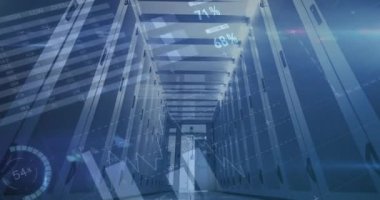 Sunucu odasında finansal veri işleme animasyonu. bulut hesaplama ve veri işleme kavramı dijital olarak oluşturulmuş video.