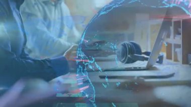 Dijital ekranlar ve beyaz iş adamlarının üzerinde dünyanın animasyonu. dünya ve haritalar konsepti dijital olarak oluşturulmuş video.