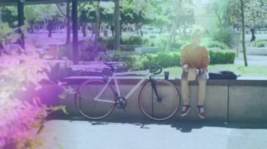 Bisikletle oturan albino Afrikalı Amerikalı adamın üzerinde hareket eden şekillerin animasyonu. pedal günü ve dijital olarak üretilen video konsepti.