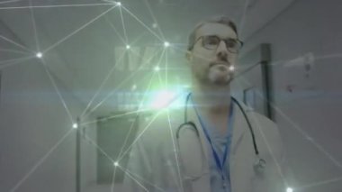 Kafkasyalı bir doktorun hastanedeki bağlantılarının animasyonu. küresel tıp, sağlık ve teknoloji konsepti dijital olarak üretilen video.
