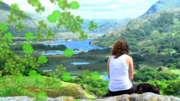 Animace Jetelových Ikon Nad Běloškou Horách Irská Tradice Koncept Oslav — Stock video