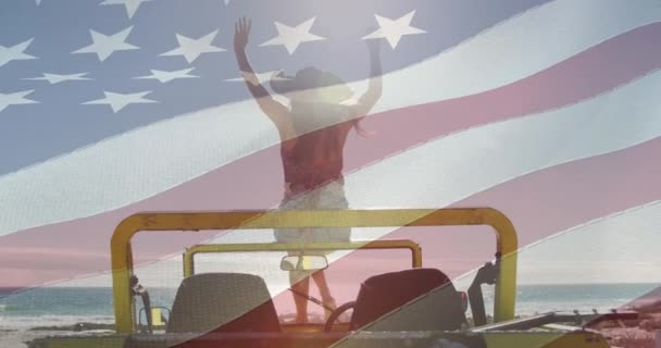 Animación Bandera Americana Sobre Mujer Caucásica Sentada Coche Levantando Las — Vídeo de stock