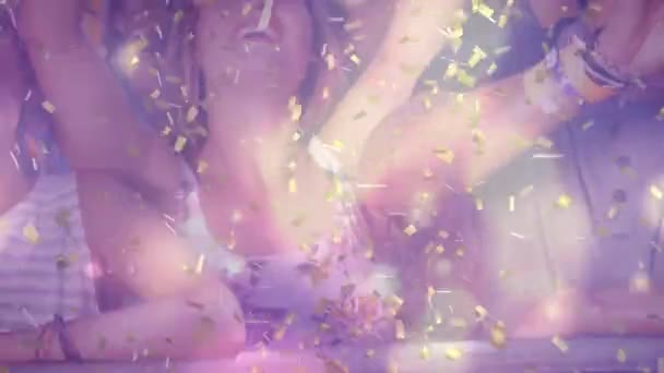 Animatie Van Confetti Diverse Groep Vrienden Die Glimlachen Handen Opsteken — Stockvideo