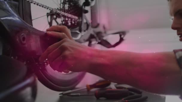 Animation Formes Déplaçant Sur Homme Caucasien Réparer Vélo Jour Pédale — Video