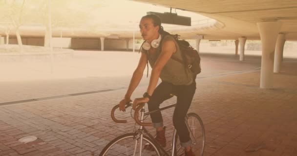 城市里骑自行车的人的动画 踏板日和庆祝概念数码生成的视频 — 图库视频影像