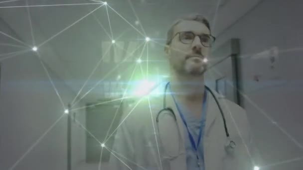 Animacja Sieci Połączeń Nad Lekarzem Kaukaskim Szpitalu Globalna Medycyna Opieka — Wideo stockowe