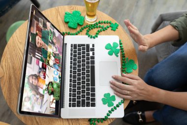 Barda dizüstü bilgisayarla video konferansı yapan bir kadının el sallaması. Aziz Patrick 'in kutlama konsepti