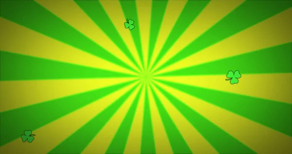 聖パトリックのイメージ背景のシームレスなループに回転黄色と緑の放射状の縞が落ちる複数の浮動緑のシャムロック日 — ストック写真