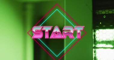 Yeşil arkaplan üzerinde şekiller olan başlangıç metninin canlandırması. Retro iletişim ve video oyunu konsepti dijital olarak oluşturuldu.