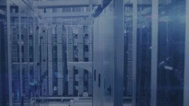 Sunucu odasındaki veri işleme ve parazitleme animasyonları. bulut hesaplama ve veri işleme kavramı dijital olarak oluşturulmuş video.