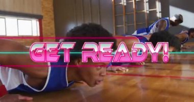 Spor salonundaki çeşitli basketbol oyuncularıyla metin hazırlama animasyonu. Retro iletişim ve sosyal medya konsepti dijital olarak oluşturulmuş video.