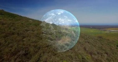 Dağlarda dönen bir dünyanın animasyonu. Toprak günü ve dijital olarak üretilen video konsepti.