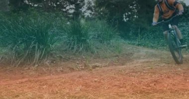 Beyaz adamın ormanda bisiklet sürüşünün animasyonu. pedal günü ve dijital olarak üretilen video konsepti.